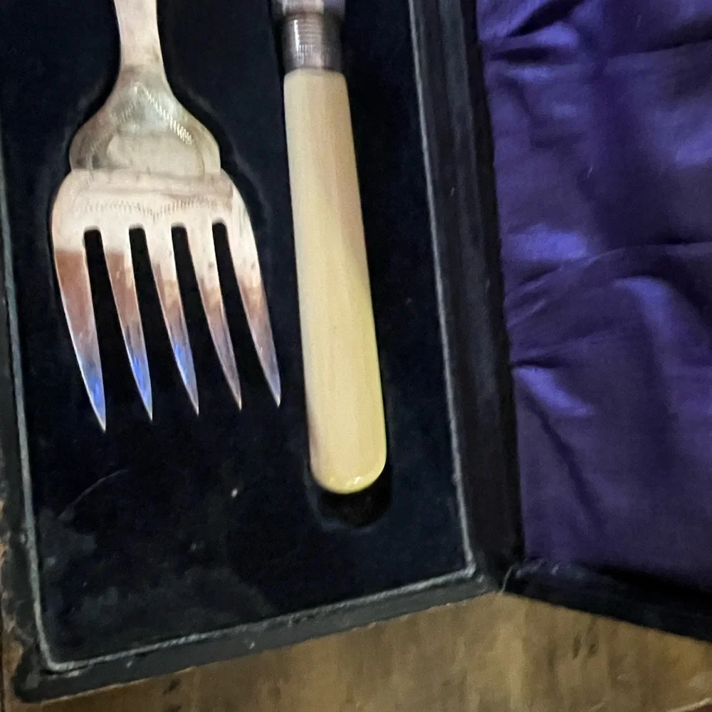 EPNS Vintage Fish Carving Set with Bakelite Cream Handles - Picture 4 of 9